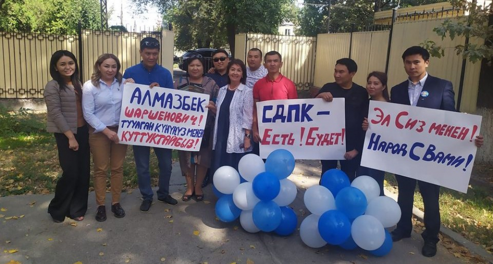 В день рождения Алмазбеку Атамбаеву не разрешили встретиться с семьей (видео)