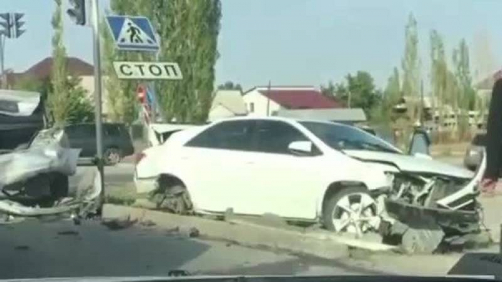 На Южной магистрали столкнулись три легковых автомобиля (видео)