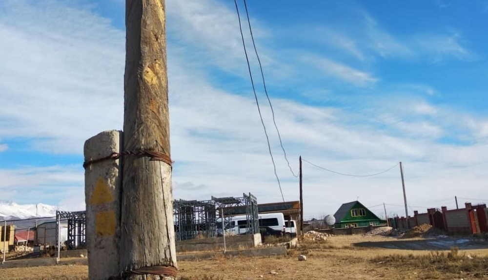 Кыргызстанец залез на электрический столб и пытался покончить с собой