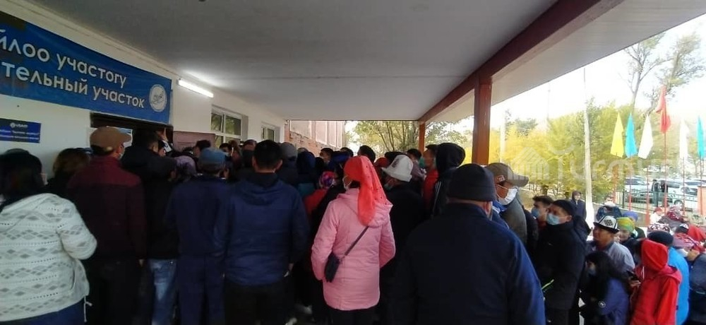 В Нарыне перед избирательным участком образовалась давка (фото, видео)