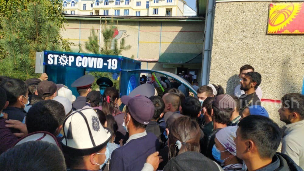 Милиция сдерживает толпу на избирательном участке в Оше (фото, видео)