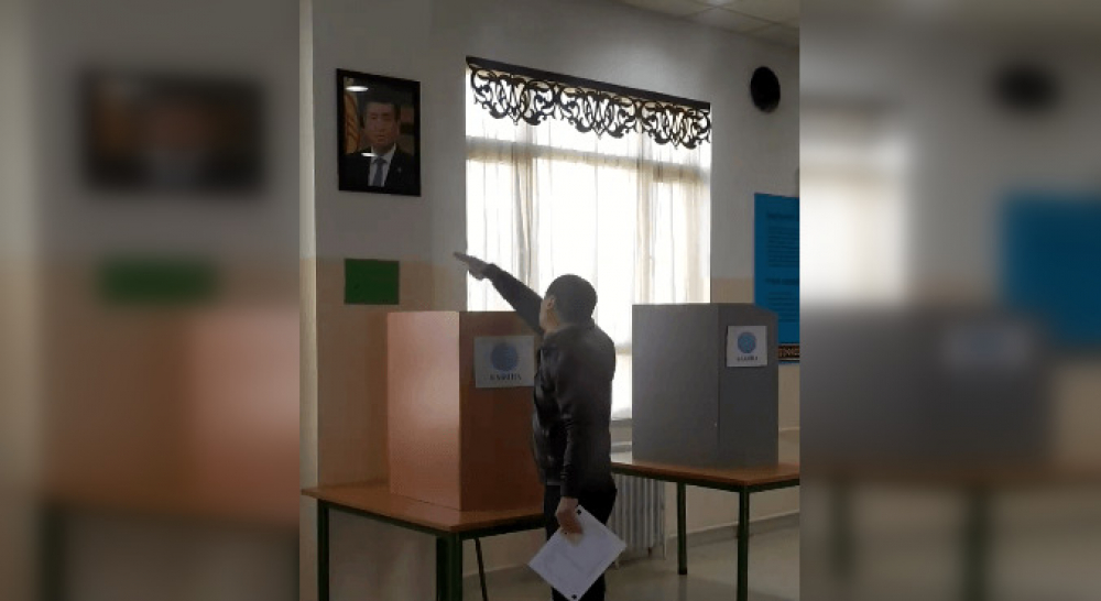 Из-за портрета президента Сыймык Жапыкеев устроил скандал на участке для голосования