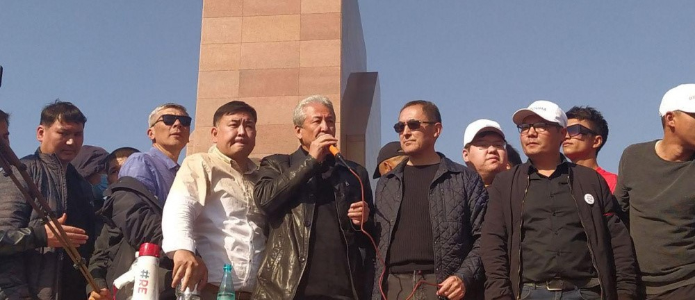 Оппозиция объединяется: к митингующим на площади Ала-Тоо присоединился Адахан Мадумаров