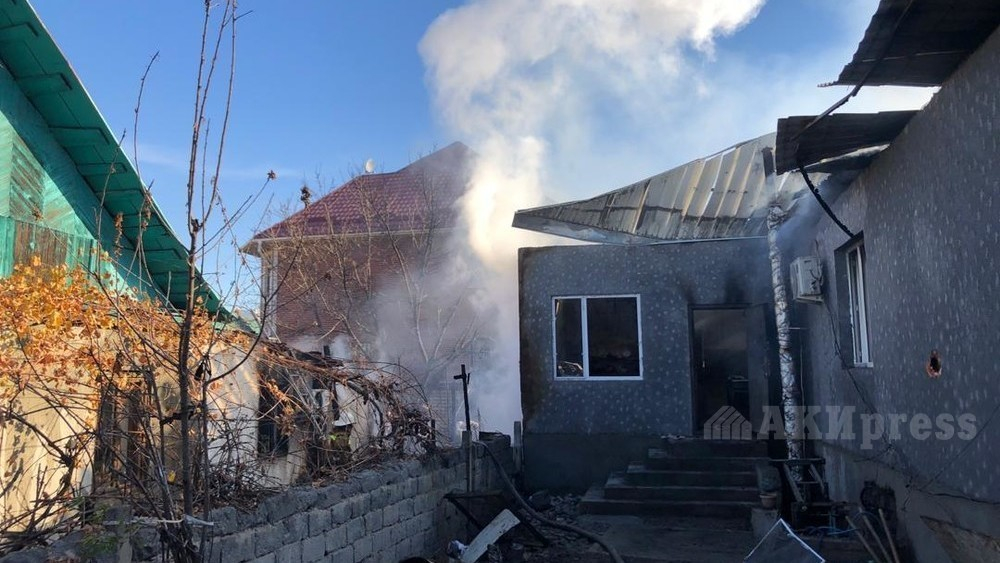 В Бишкеке горит частный дом (видео)