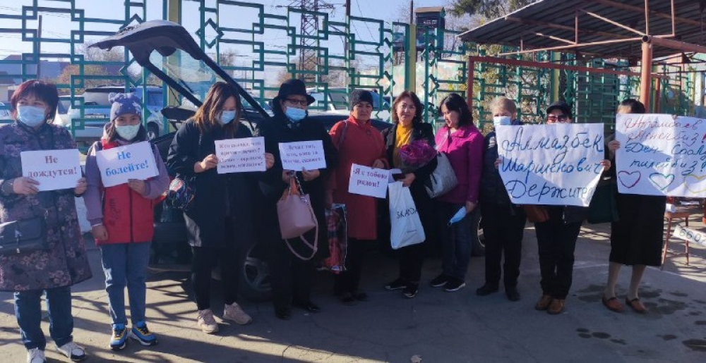 Возле 47-й колонии собираются сторонники Алмазбека Атамбаева