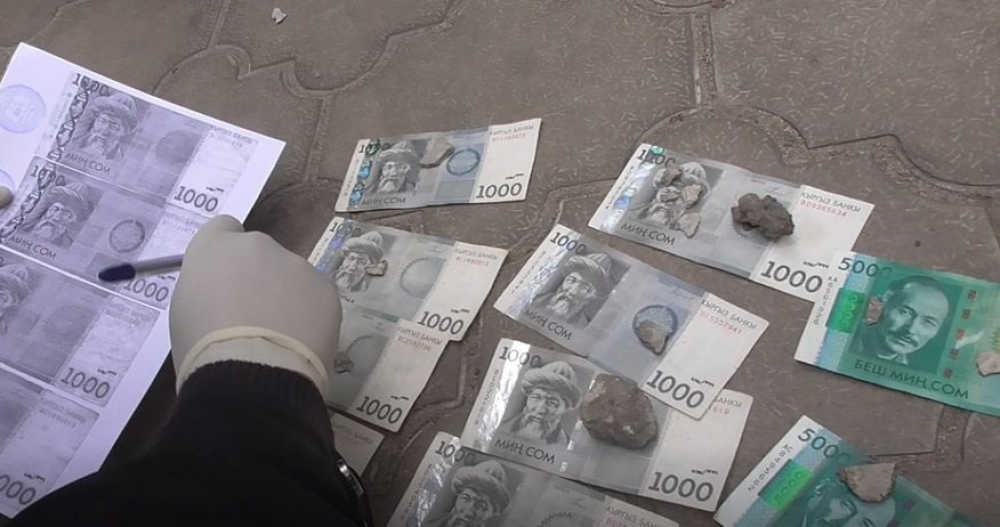 Со взяткой в 30 тысяч сомов в Бишкеке задержан милиционер