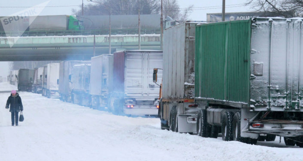 МИД КР попросил Казахстан облегчить прохождение грузов через границу