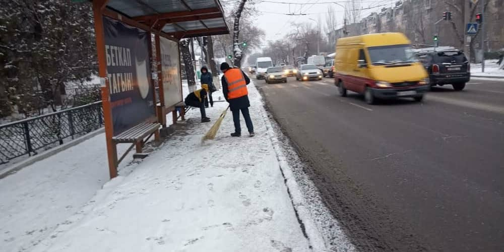 Менее чем за сутки в Бишкеке потрачено 413 тонн технической соли