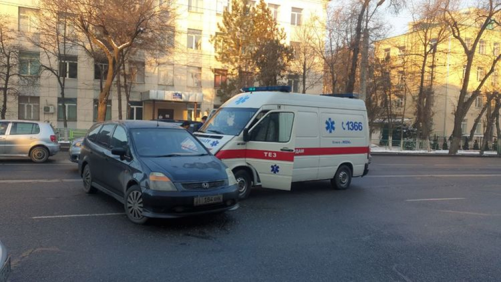 В Бишкеке карета скорой помощи столкнулась с минивэном