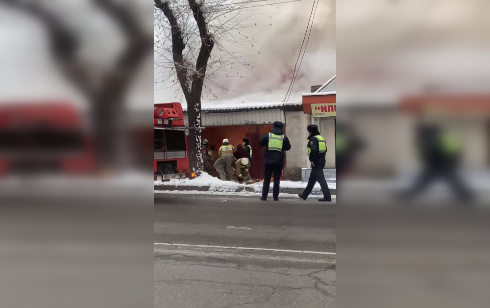 В частном доме в Бишкеке произошел пожар (видео)