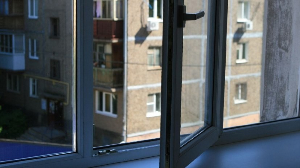 В Екатеринбурге кыргызстанец выпал из окна 16-го этажа, предварительно попрощался с родными