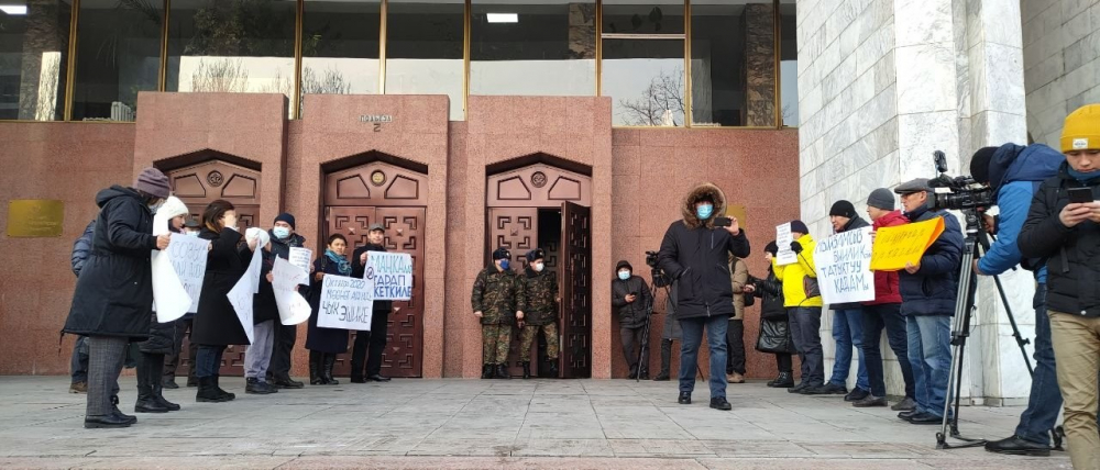 У входа в Белый дом активисты организовали «коридор позора»