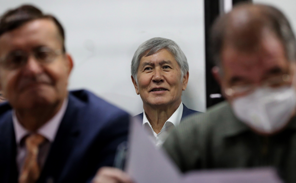 Алмазбек Атамбаев передал сторонникам фрукты, в этом они увидели добрый знак