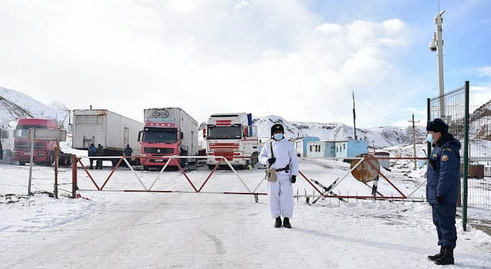 Огромная очередь из фур образовалась на границе с Казахстаном (видео)