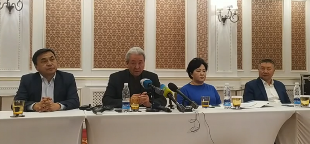 Четыре кандидата в президенты Кыргызстана подписали меморандум об объединении