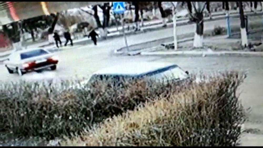 В Токмаке водитель наехал на пешехода и скрылся (видео)