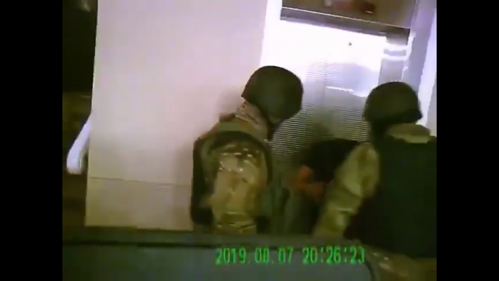 Появилось видео избиения личного врача Алмазбека Атамбаева спецназом «Альфа» в Кой-Таше