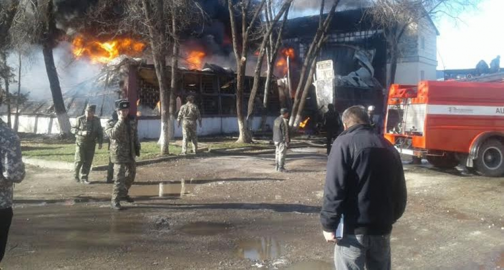 В Бишкеке сгорело складское помещение (видео)