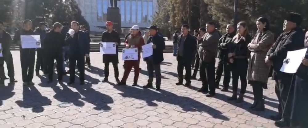 Митинг у Дома правительства: требуют решить проблему на кыргызско-таджикской границе