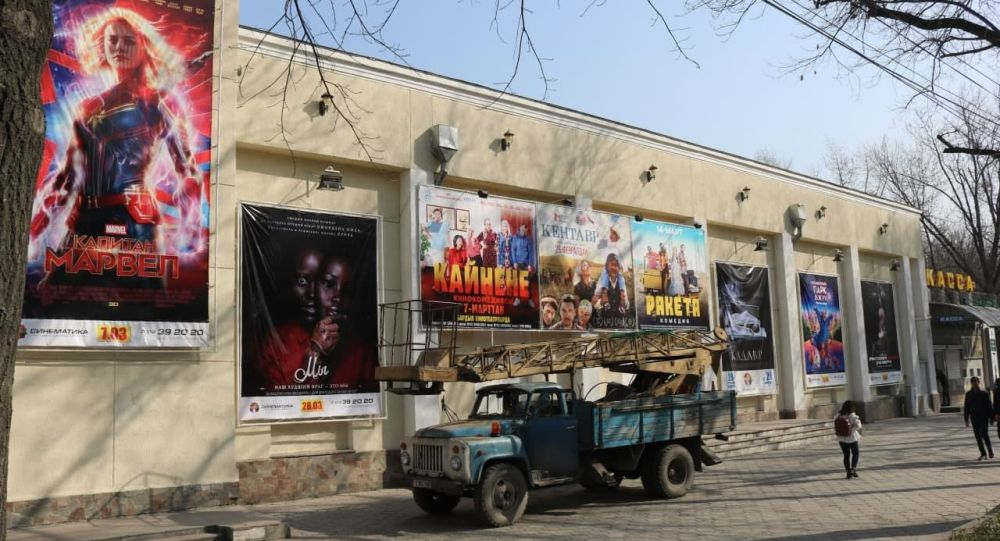 Владельцев столичных кинотеатров обязали убрать афиши, баннеры и другую рекламу
