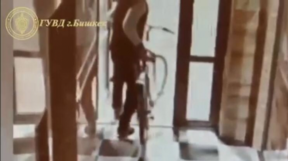 В Бишкеке моменты кражи велосипедов попали на видео. Задержаны подозреваемые