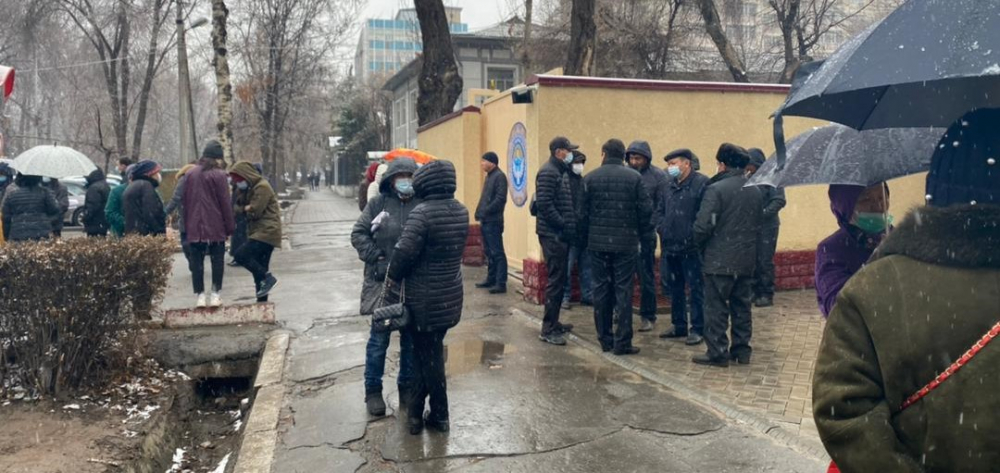 Возле здания ГКНБ митингуют сторонники Абдиля Сегизбаева