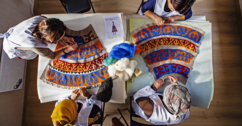 Как кыргызстанки из Барскоона сотрудничают с итальянским дизайнером Стеллой Джин (фото)