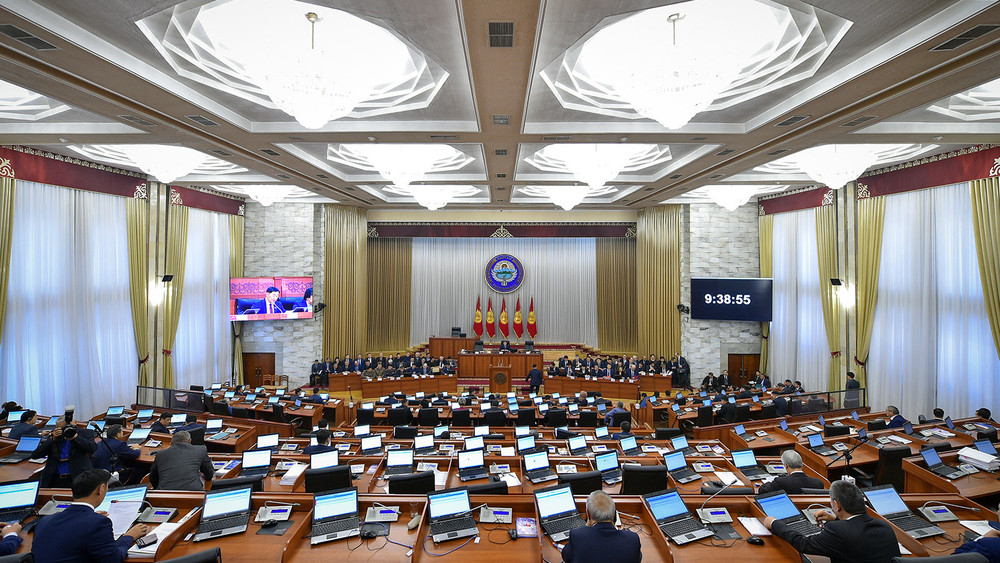 Жанар Акаев заявил, что законопроект о назначении референдума был принят под давлением