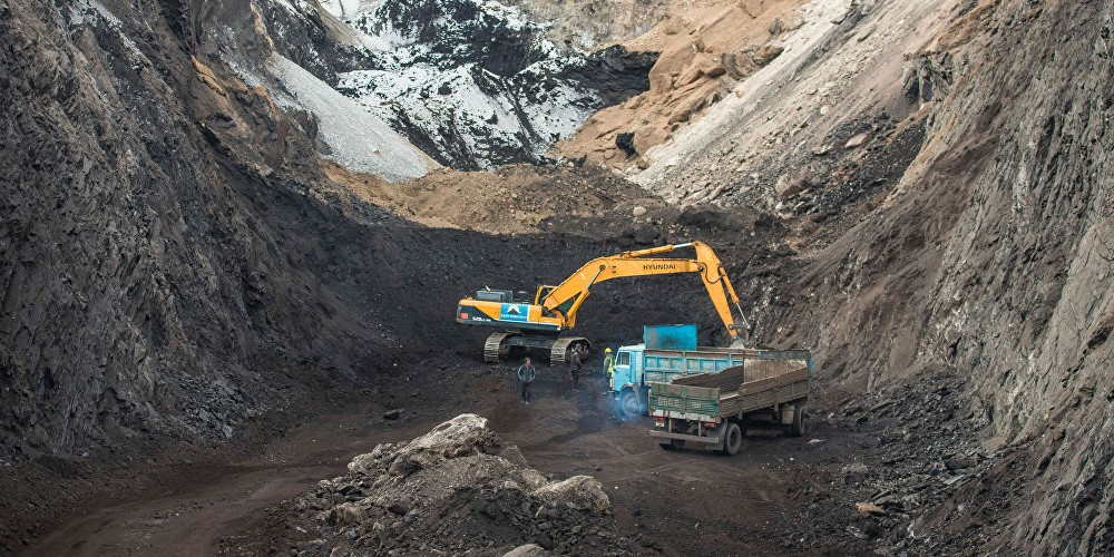 Водители, транспортирующие уголь с месторождения Кара-Кече на ТЭЦ Бишкека, объявили забастовку