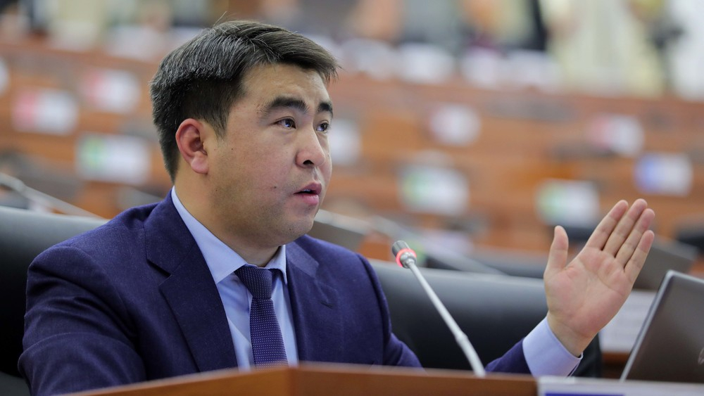 Жанар Акаев предложил выразить недоверие министру здравоохранения