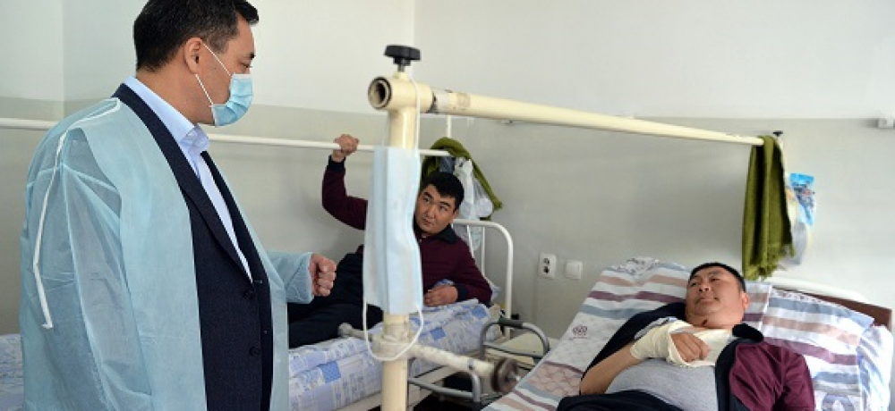 Садыр Жапаров навестил пострадавших из Баткенской области, получающих лечение в БНИЦТО