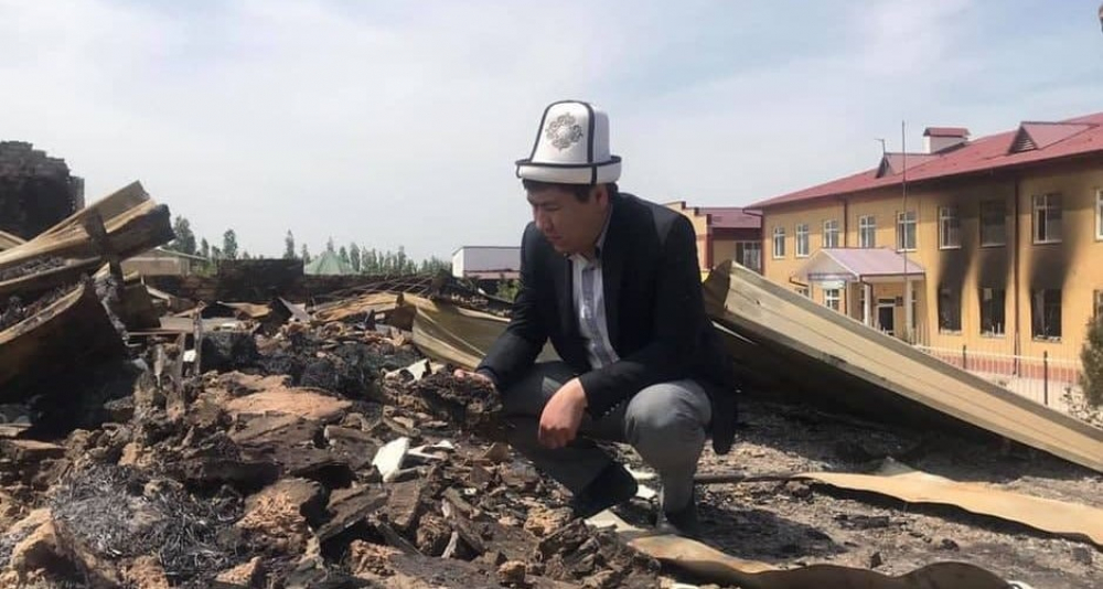 Глава Минобразования посетил руины, оставшиеся от школы "Максат" и детсада "Сейтек-Максат" в Баткенской области