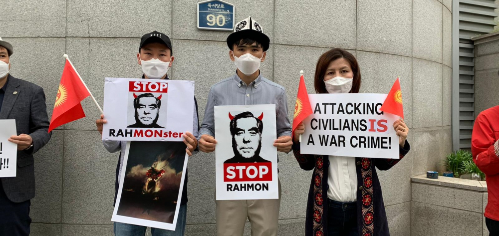 Кыргызстанцы вышли на митинг к зданию посольства Таджикистана в Сеуле