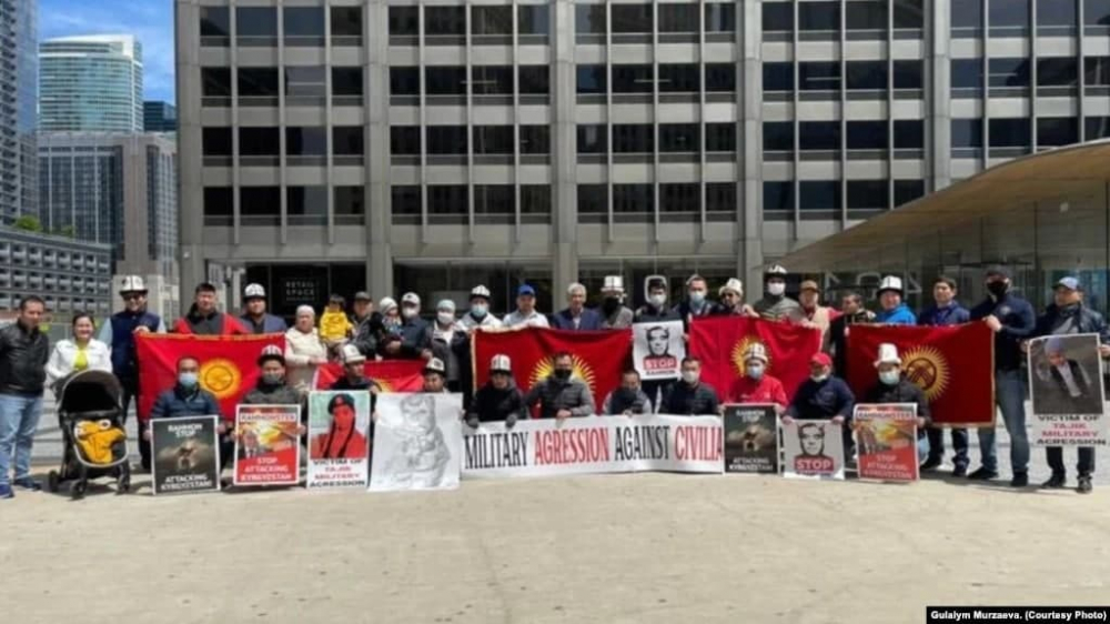 Кыргызстанцы, проживающие в Чикаго, также вышли на митинг в поддержку пострадавших в Баткенской области