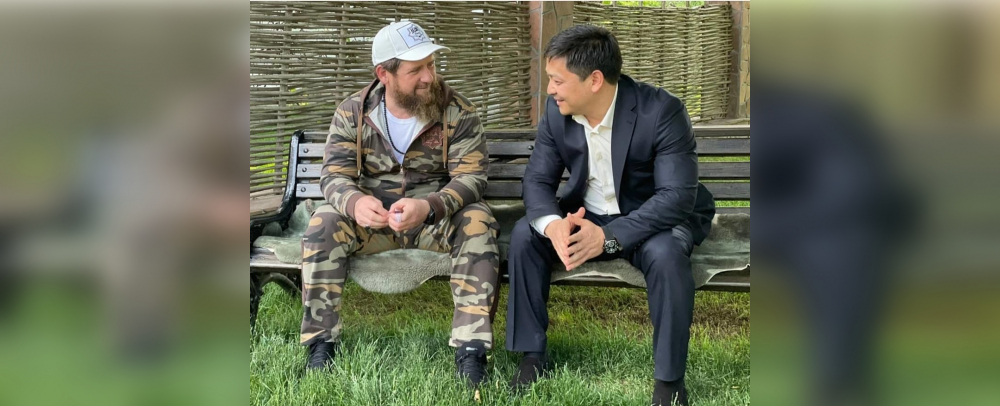 Советник Садыра Жапарова встретился с Рамзаном Кадыровым и сделал ему подарок