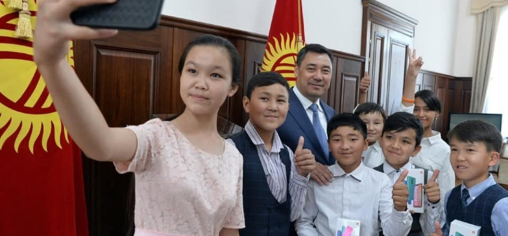 Садыр Жапаров встретился с детьми из малообеспеченных семей и подарил им телефоны