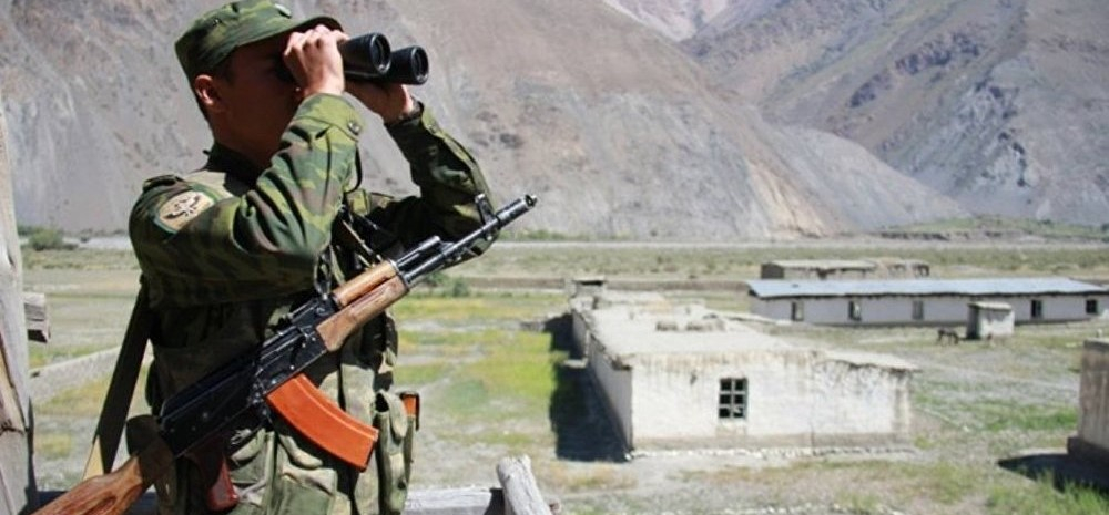 В результате инцидента на границе с Таджикистаном ранены двое военнослужащих КР