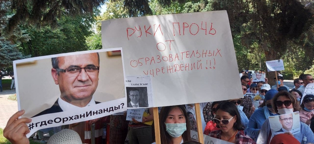 "Найти и освободить". В Бишкеке проходит митинг в поддержку Орхана Инанды