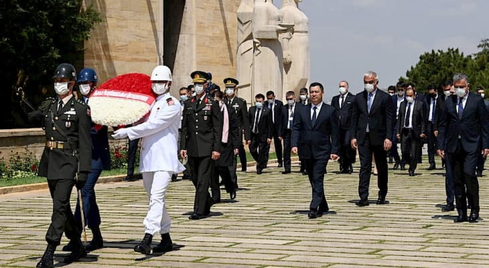 Садыр Жапаров возложил венок к могиле Ататюрка в Анкаре