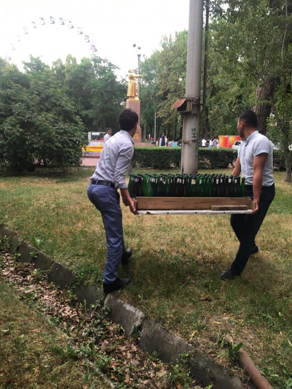 В Бишкеке с площади "Ала-Тоо" прогнали реализаторов игровых услуг
