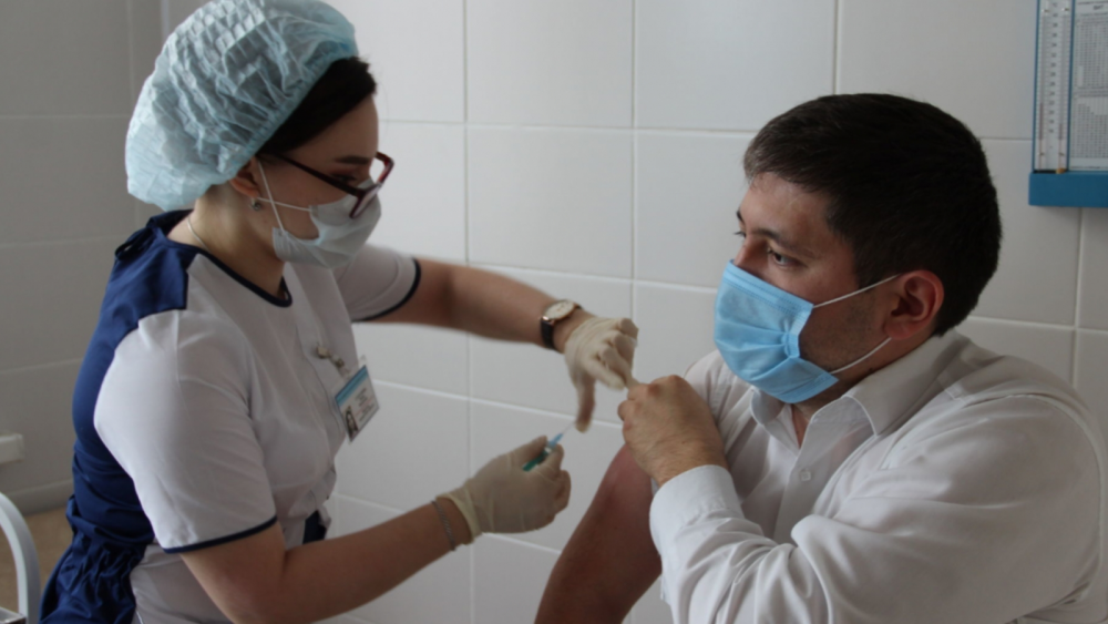 Алымкадыр Бейшеналиев подписал приказ об обязательной вакцинации медицинских работников