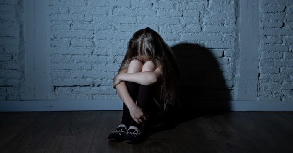 В Таласе отчим три года насиловал несовершеннолетнюю падчерицу, угрожая убийствои всех ее родных