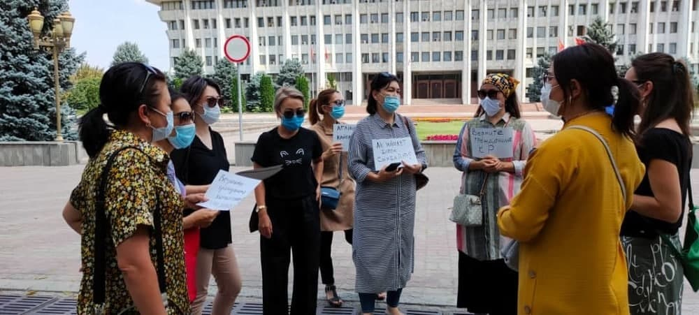 "Вернуть в Кыргызстан". Возле Белого дома проходит митинг в поддержку Орхана Инанды