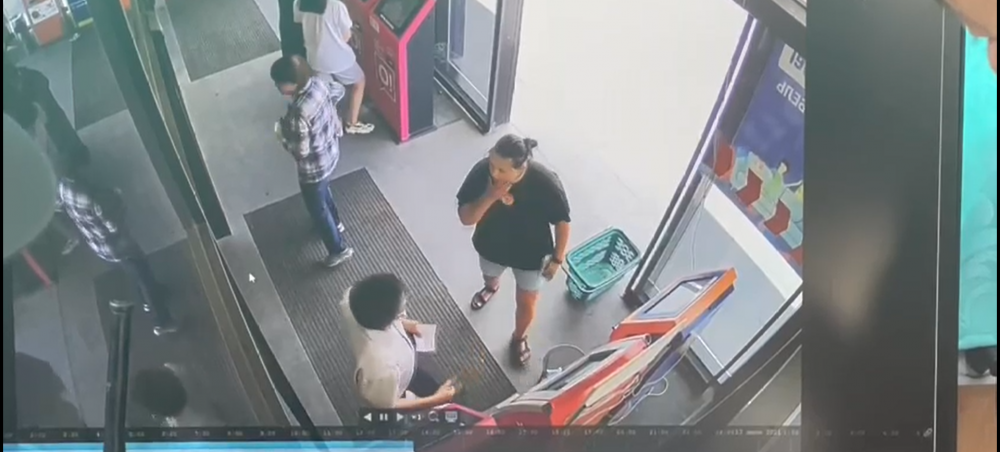 В "Глобусе" на Южной магистрали мужчина ударил девушку в лицо (видео)