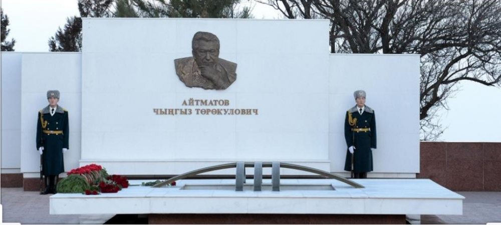Тундук, который убрали с памятника на могиле Чингиза Айтматова, установят на прежнее место