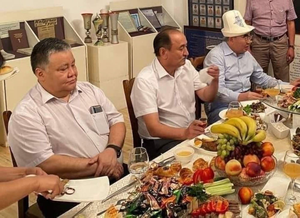 В Сети появилось фото главы Минздрава КР и Аскара Акаева, сидящих за одним столом