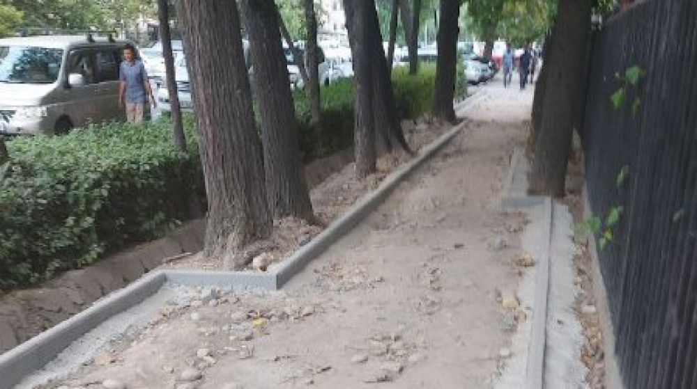«При прежнем мэре начали ремонт, при новом бросили». Жители Бишкека пожаловались на нового градоначальника из-за тротуара.