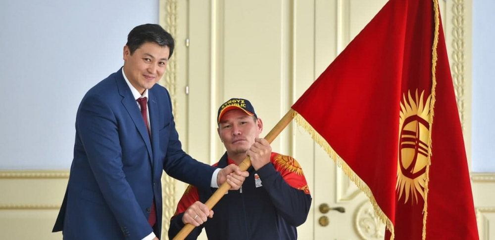 Улукбек Марипов вручил флаг Кыргызстана члену паралимпийской сборной Арыстанбеку Базаркулову