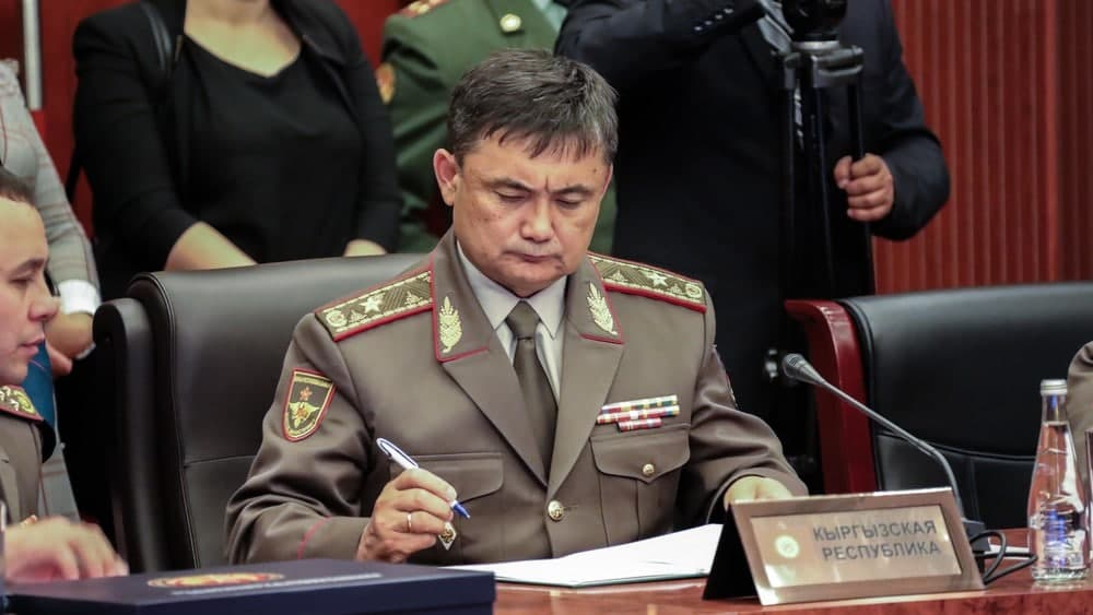Таалайбек Омуралиев освобожден от должности министра обороны КР