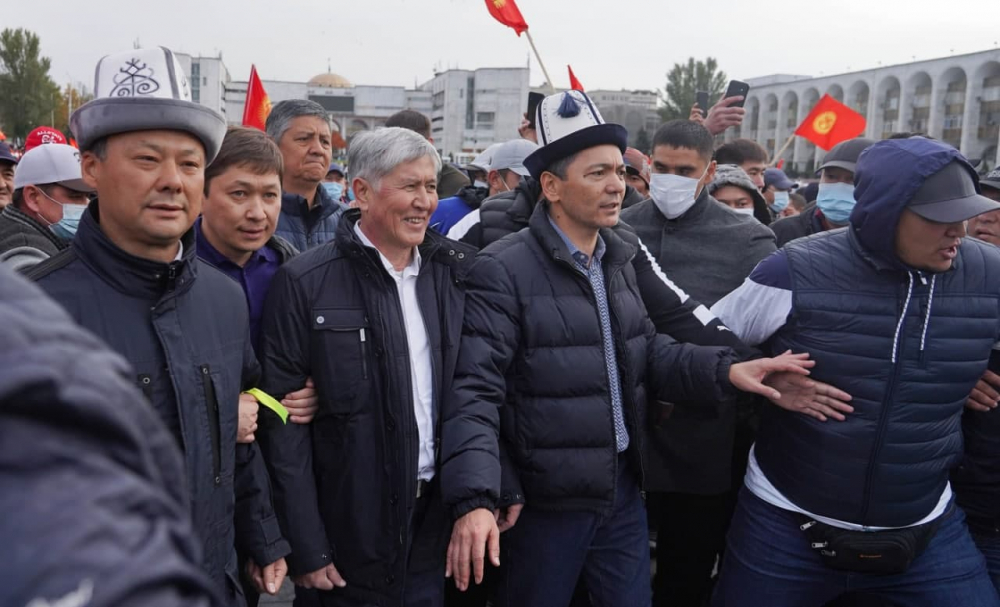 Алмазбеку Атамбаеву вручили уведомление о подозрении в организации массовых беспорядков